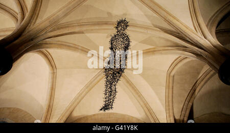 Eine Gesamtansicht einer neuen Skulptur des Künstlers Antony Gormley mit dem Titel Transport, die in der östlichen Krypta der Canterbury Cathedral in Kent hängt. Stockfoto