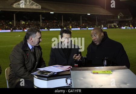 (L-R) ESPN Experten Ray Stubbs, John Collins und John Barnes präsentieren die Halbzeitanalyse von der Seite des Pitch aus Stockfoto