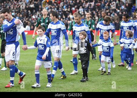 Spieler von Coventry City und Birmingham City gehen auf den Pitch Stockfoto