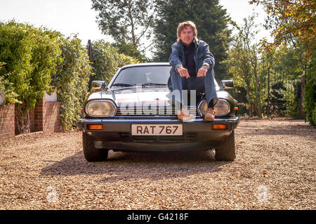 Horror-Schriftsteller James Herbert zu Hause mit seinem Jaguar V12-Fahrzeug. Stockfoto