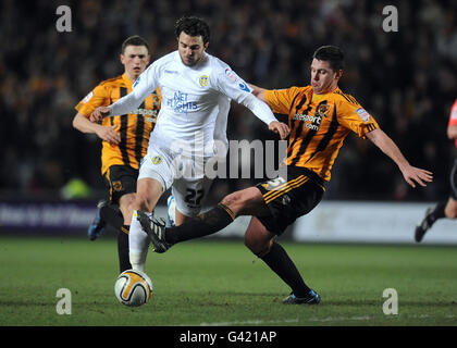 Davide Somma von Leeds United (links) wird von Anthony Gerrard von Hull City während des npower Championship-Spiels im KC Stadium, Hull, angegangen. Stockfoto