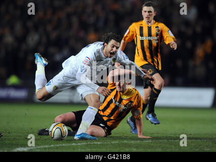 Davide Somma von Leeds United (links) wird von Anthony Gerrard von Hull City während des npower Championship-Spiels im KC Stadium, Hull, angegangen. Stockfoto