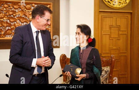 Myanmar, Nay Pyi Taw. 17. Juni 2016. HANDOUT - Minister für Entwicklung, Gerd Müller (CSU) trifft Friedensnobelpreisträger Aung San Suu Kyi in die Hauptstadt von Myanmar, Nay Pyi Taw, 17. Juni 2016. Foto: Ute Grabowsky / photothek.net/dpa (Achtung Redaktionen: für redaktionelle Verwendung nur im Zusammenhang mit verbindlichen CREDIT: Foto: UTE GRABOWSKY/photothek.net/dpa)/dpa/Alamy Live News Stockfoto