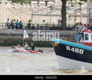 Datei Fotos: London, UK. 15. Juni 2016. MP Jo Cox mit ihrer Familie bei der Fischerei auf verlassen Protest an der Themse, Mittwoch, 15. Juni 2016. Sie ist in grau hält ein "In"-Fahne in den roten Zahlen schmuddeligen abgebildet. Bildnachweis: Ian Davidson/Alamy Live-Nachrichten Stockfoto