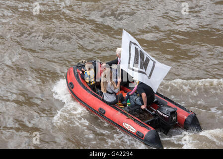 Datei Fotos: London, UK. 15. Juni 2016. MP Jo Cox mit ihrer Familie bei der Fischerei auf verlassen Protest an der Themse, Mittwoch, 15. Juni 2016. Sie ist in grau hält ein "In"-Fahne in den roten Zahlen schmuddeligen abgebildet. Bildnachweis: Ian Davidson/Alamy Live-Nachrichten Stockfoto