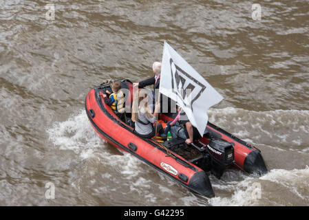 Datei Fotos: London, UK. 15. Juni 2016. MP Jo Cox mit ihrer Familie bei der Fischerei auf verlassen Protest an der Themse, Mittwoch, 15. Juni 2016. Sie ist in grau hält ein "In"-Fahne in den roten Zahlen schmuddeligen abgebildet. Bildnachweis: Ian Davidson/Alamy Live-Nachrichten Stockfoto