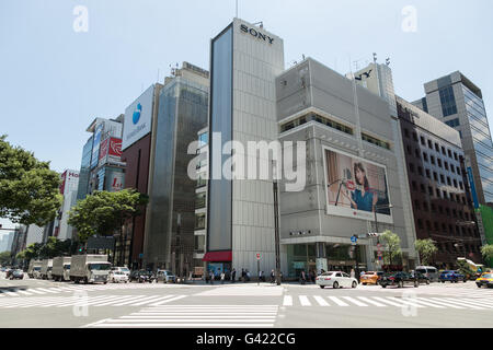 Eine Gesamtansicht des Sony-Gebäudes in Ginza am 17. Juni 2016, Tokio, Japan. Sony kündigte an, seine Ginza denkmalgeschützten Gebäude abzureißen und ersetzen Sie es mit einem Park, dessen Konzept die Treppe im New Yorker Time Square ähnlich sein wird. Am Montag erklärte das Unternehmen, dass Abriss im Frühjahr 2017 beginnen würde und bis zum Sommer 2018 abgeschlossen werden. Sonys Volkspark würden dann bis nach den Olympischen Spielen im Jahr 2020 zu betreiben. Kazoo Hirai, President und CEO von Sony, sagte, dass nach den Spielen Sony konstruieren würde ein neues Gebäude auf dem Land. Das aktuelle Sony-Gebäude wurde im Jahre 1966 gebaut und zieht aro Stockfoto