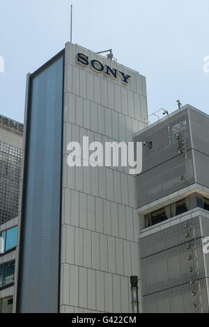Sony-Schild auf dem Display vor dem Parlamentsgebäude in Ginza am 17. Juni 2016, Tokio, Japan. Sony kündigte an, seine Ginza denkmalgeschützten Gebäude abzureißen und ersetzen Sie es mit einem Park, dessen Konzept die Treppe im New Yorker Time Square ähnlich sein wird. Am Montag erklärte das Unternehmen, dass Abriss im Frühjahr 2017 beginnen würde und bis zum Sommer 2018 abgeschlossen werden. Sonys Volkspark würden dann bis nach den Olympischen Spielen im Jahr 2020 zu betreiben. Kazoo Hirai, President und CEO von Sony, sagte, dass nach den Spielen Sony konstruieren würde ein neues Gebäude auf dem Land. Das aktuelle Sony-Gebäude wurde 1966 gebaut und eine Stockfoto