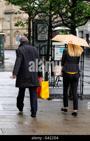 Dundee, Tayside, Scotland, UK. 17. Juni 2016. UK-Wetter: Alltag bleibt trotz einer Woche Dauerregen in Dundee. Regenjacken und Schirme als Menschen Schutz vor den kalten und nassen Wetter Juni. Bildnachweis: Dundee Photographics / Alamy Live News Stockfoto