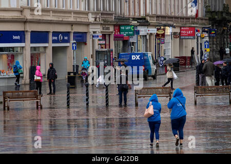 Dundee, Tayside, Scotland, UK. 17. Juni 2016. UK-Wetter: Alltag bleibt trotz einer Woche Dauerregen in Dundee. Regenjacken und Schirme als Menschen Schutz vor den kalten und nassen Wetter Juni. Bildnachweis: Dundee Photographics / Alamy Live News Stockfoto