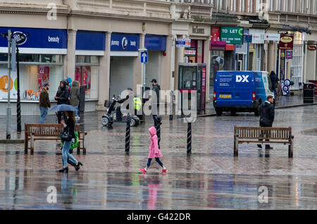 Dundee, Tayside, Scotland, UK. 17. Juni 2016. UK-Wetter: Alltag bleibt trotz einer Woche Dauerregen in Dundee. Regenjacken und Schirme als Menschen Schutz vor den kalten und nassen Wetter Juni. Bildnachweis: Dundee Photographics / Alamy Live News Stockfoto