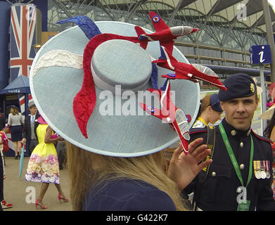 Ascot, Berkshire, UK. 17. Juni 2016. Red Arrows in Royal Ascot Hut verziert Freitag, 17. Juni 2016. Bildnachweis: John Beasley/Alamy Live-Nachrichten Stockfoto