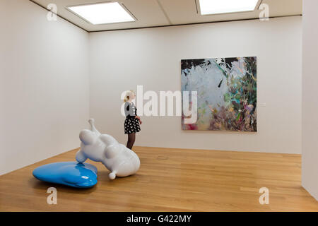 Dresden, Deutschland. 17. Juni 2016. Ein Besucher der Ausstellung Vorschau "wohin mit Schönheit? 20 Jahre der Sächsischen Akademie der Künste steht neben der Skulptur "Modell Landschaft" (Maix Mayer 2010) und befasst sich mit dem Gemälde "Spaziergang (Sophia Schama, 2015) in der Stadtgalerie in Dresden, Deutschland, 17. Juni 2016. Die Stadtgalerie zeigt Werke von Künstlern aus der Sächsischen Akademie der Künste anlässlich des 20. Jubiläums. Foto: Arno Burgi/Dpa/Alamy Live-Nachrichten Stockfoto