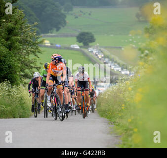 Die Aviva Frauen Tour schlängelt sich seinen Weg durch die hügeligen Bahnen des Derbyshire Peak District. Derbyshire, UK. 17. Juni 2016 Stockfoto