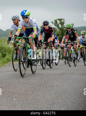 Die Aviva Frauen Tour schlängelt sich seinen Weg durch die hügeligen Bahnen des Derbyshire Peak District. Derbyshire, UK. 17. Juni 2016 Stockfoto