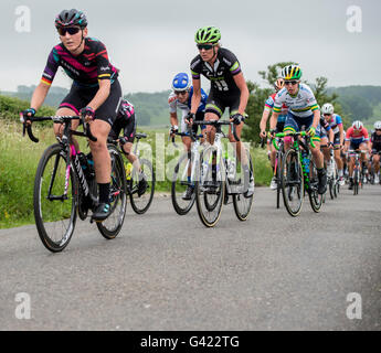 Die Aviva Frauen Tour schlängelt sich seinen Weg durch die hügeligen Bahnen des Derbyshire Peak District. Derbyshire, UK. 17. Juni 2016 Stockfoto