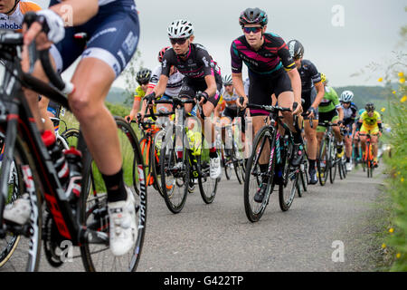 Die Aviva Frauen Tour schlängelt sich seinen Weg durch die hügeligen Bahnen des Derbyshire Peak District. Derbyshire, UK. 17. Juni 2016 Stockfoto