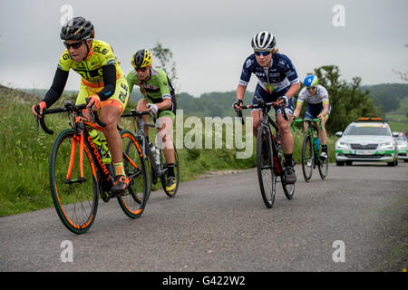 Die Aviva Frauen Tour schlängelt sich seinen Weg durch die hügeligen Bahnen des Derbyshire Peak District. Derbyshire, UK. 17. Juni 2016 Stockfoto