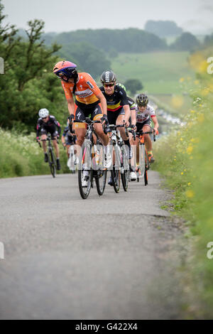 Die Aviva Frauen Tour schlängelt sich seinen Weg durch die hügeligen Bahnen des Derbyshire Peak District. Derbyshire, UK. 17. Juni 2016 Stockfoto