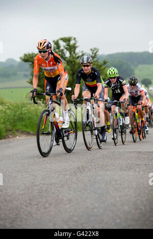 Die Aviva Frauen Tour schlängelt sich seinen Weg durch die hügeligen Bahnen des Derbyshire Peak District. Derbyshire, UK. 17. Juni 2016 Stockfoto