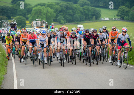 Die Aviva Frauen Tour schlängelt sich seinen Weg durch die hügeligen Bahnen des Derbyshire Peak District. Derbyshire, UK. 17. Juni 2016 Stockfoto