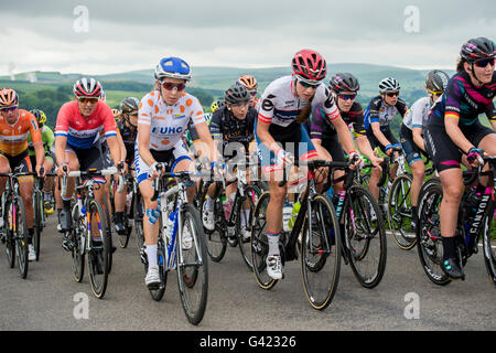 Die Aviva Frauen Tour schlängelt sich seinen Weg durch die hügeligen Bahnen des Derbyshire Peak District. Derbyshire, UK. 17. Juni 2016 Stockfoto