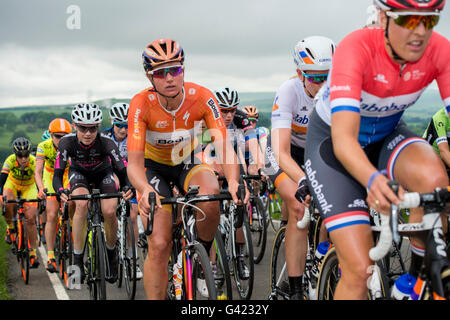 Die Aviva Frauen Tour schlängelt sich seinen Weg durch die hügeligen Bahnen des Derbyshire Peak District. Derbyshire, UK. 17. Juni 2016 Stockfoto