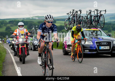 Die Aviva Frauen Tour schlängelt sich seinen Weg durch die hügeligen Bahnen des Derbyshire Peak District. Derbyshire, UK. 17. Juni 2016 Stockfoto