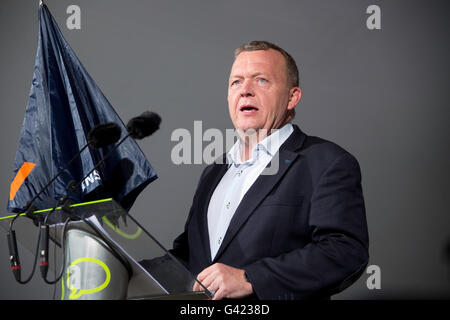 Bornholm, Dänemark. 17. Juni 2016. Der dänische Ministerpräsident Lars Løkke Rasmussen spricht an einem regnerischen Tag im "Folkemødet" (Leute treffen) in Dänemark. Folkemødet ist eine große jährliche politische Festival findet auf der Insel Bornholm. Bildnachweis: Jacob Crawfurd/Alamy Live-Nachrichten Stockfoto