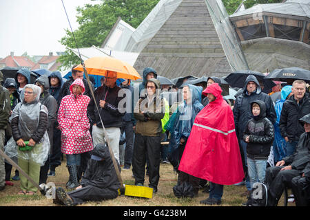 Bornholm, Dänemark. 17. Juni 2016. Der dänische Ministerpräsident Lars Løkke Rasmussen spricht an einem regnerischen Tag im "Folkemødet" (Leute treffen) in Dänemark. Folkemødet ist eine große jährliche politische Festival findet auf der Insel Bornholm. Bildnachweis: Jacob Crawfurd/Alamy Live-Nachrichten Stockfoto