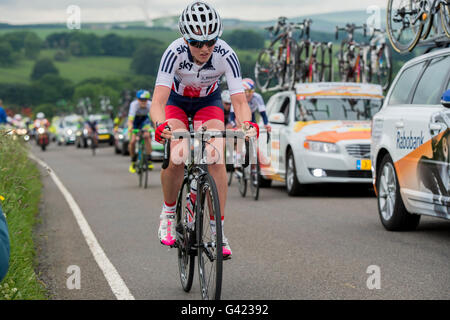 Die Aviva Frauen Tour schlängelt sich seinen Weg durch die hügeligen Bahnen des Derbyshire Peak District. Derbyshire, UK. 17. Juni 2016 Stockfoto