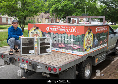 Detroit, Michigan, USA. 16. Juni 2016. Imker James Cook zeigt einige der 2,5 Millionen Bienen, die er während der halten Hives lebendig Tour quer durch die USA LKW ist. Die Tour betont die Rolle von Pestiziden, insbesondere Neonicotinoiden, Bienen zu töten. Die Tour reist nach North Carolina, wo Bayer Pestiziden macht, und dann nach Washington, der Environmental Protection Agency auf giftigen Pestiziden handeln zu drängen. Bildnachweis: Jim West/Alamy Live-Nachrichten Stockfoto