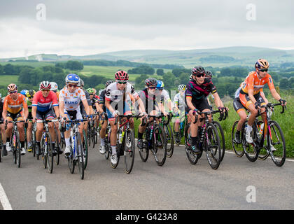 Die Aviva Frauen Tour schlängelt sich seinen Weg durch die hügeligen Bahnen des Derbyshire Peak District. Derbyshire, UK. 17. Juni 2016 Stockfoto