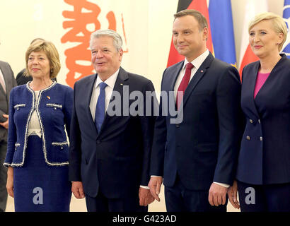 Warschau, Polen. 17. Juni 2016. Der polnische Präsident Andrzej Duda auf (zweiter von rechts) und seine Frau Agata Kornhauser-Duda (r) anlässlich des 25-jährigen Jubiläums des Vertrags von guter Nachbarschaft, 17. Juni 2016 begrüßt Bundespräsident Joachim Gauck (zweiter von links) und seiner Lebensgefährtin Daniela Schadt (l). Foto: Wolfgang Kumm/Dpa/Alamy Live News Stockfoto