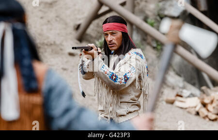 Bad Segeberg, Deutschland. 17. Juni 2016. Schauspieler Jan Sosniok als Winnetou während der Foto-Proben von "Der Schatz Im Silbersee" ("den Schatz im Silbersee") in Bad Segeberg, Deutschland, 17. Juni 2016. Das Spiel wird zwischen 25 Juni und 4. September 2016 im Freilichttheater Kalkberg bin. Foto: MARKUS SCHOLZ/Dpa/Alamy Live News Stockfoto