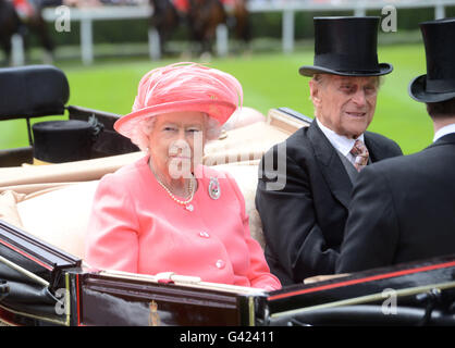 Ascot, Berkshire, UK. 17. Juni 2016.  HM Königin Elizabeth ll. und Prinz Philip kommen an Royal Ascot Racecourse 17. Juni 2016 Credit: John Beasley/Alamy Live News Stockfoto