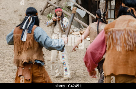 Bad Segeberg, Deutschland. 17. Juni 2016. Schauspieler Jan Sosniok als Winnetou während der Foto-Proben von "Der Schatz Im Silbersee" ("den Schatz im Silbersee") in Bad Segeberg, Deutschland, 17. Juni 2016. Das Spiel wird zwischen 25 Juni und 4. September 2016 im Freilichttheater Kalkberg bin. Foto: MARKUS SCHOLZ/Dpa/Alamy Live News Stockfoto