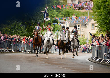 Selkirk, Schottland, Großbritannien. 17. Juni 2016.  "Der Fahnenträger" Rory Monks führt die Cavaclade zurück in die Stadt geritten haben die Marken.  Selkirk gemeinsame Reiten erinnert, wie, nach der verheerenden Schlacht von Flodden 1513 von achtzig Männer, die die Stadt verließen mit einem erbeuteten englischen Flagge nur eines – Fletcher - zurückgegeben. Die Legende besagt, dass er die Flagge über seinen Kopf darauf hingewiesen, dass die anderen Männer von Selkirk herausgehauen hatten geworfen. Bildnachweis: Jim Gibson/Alamy Live-Nachrichten Stockfoto