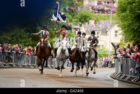 Selkirk, Schottland, Großbritannien. 17. Juni 2016.  "Der Fahnenträger" Rory Monks führt die Cavaclade zurück in die Stadt geritten haben die Marken.  Selkirk gemeinsame Reiten erinnert, wie, nach der verheerenden Schlacht von Flodden 1513 von achtzig Männer, die die Stadt verließen mit einem erbeuteten englischen Flagge nur eines – Fletcher - zurückgegeben. Die Legende besagt, dass er die Flagge über seinen Kopf darauf hingewiesen, dass die anderen Männer von Selkirk herausgehauen hatten geworfen. Bildnachweis: Jim Gibson/Alamy Live-Nachrichten Stockfoto