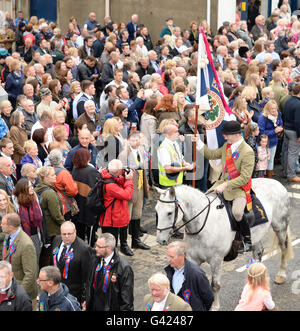 Selkirk, Schottland, Großbritannien. 17. Juni 2016.  Selkirk gemeinsame Reiten findet am zweiten Freitag nach der erste Montag im June Selkirk gemeinsame Reiten wie, nach der verheerenden Schlacht erinnert von Flodden 1513 von achtzig Männer, die die Stadt verlassen einzige – Fletcher - kehrte mit einem erbeuteten englischen Flagge. Die Legende besagt, dass er die Flagge über seinen Kopf darauf hingewiesen, dass die anderen Männer von Selkirk herausgehauen hatten geworfen. Bildnachweis: Jim Gibson/Alamy Live-Nachrichten Stockfoto