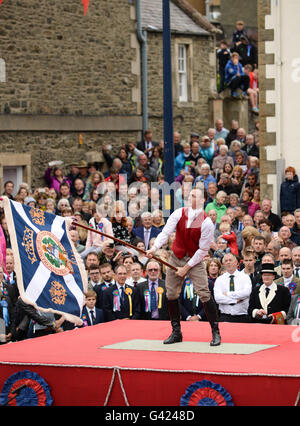 Selkirk, Schottland, Großbritannien. 17. Juni 2016.  Standard Bearer Rory Mönche "Casting die Farbe" auf dem Höhepunkt der gemeinsamen Reiten in Selkirk.  Selkirk gemeinsame Reiten erinnert, wie, nach der verheerenden Schlacht von Flodden 1513 von achtzig Männer, die die Stadt verließen mit einem erbeuteten englischen Flagge nur eines – Fletcher - zurückgegeben. Die Legende besagt, dass er die Flagge über seinen Kopf darauf hingewiesen, dass die anderen Männer von Selkirk herausgehauen hatten geworfen. Bildnachweis: Jim Gibson/Alamy Live-Nachrichten Stockfoto