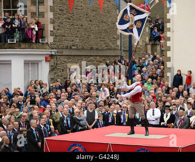 Selkirk, Schottland, Großbritannien. 17. Juni 2016.  Standard Bearer Rory Mönche "Casting die Farbe" auf dem Höhepunkt der gemeinsamen Reiten in Selkirk.  Selkirk gemeinsame Reiten erinnert, wie, nach der verheerenden Schlacht von Flodden 1513 von achtzig Männer, die die Stadt verließen mit einem erbeuteten englischen Flagge nur eines – Fletcher - zurückgegeben. Die Legende besagt, dass er die Flagge über seinen Kopf darauf hingewiesen, dass die anderen Männer von Selkirk herausgehauen hatten geworfen. Bildnachweis: Jim Gibson/Alamy Live-Nachrichten Stockfoto