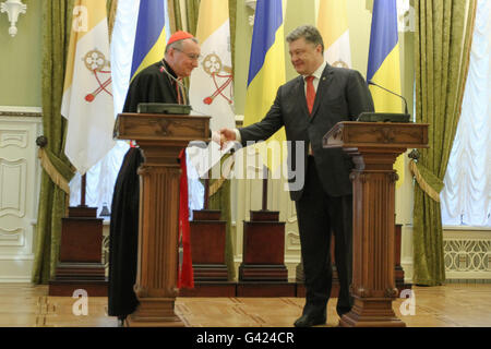 Kiew, Ukraine. 17. Juni 2016. Präsident der Ukraine Petro Poroschenko trifft der Heilige Stuhl Staatssekretär Kardinal Pietro Parolin, während seines offiziellen Besuchs in Kiew, Ukraine am 17. Juni 2016. Der Heilige Stuhl Staatssekretär Kardinal Pietro Parolin offiziell Besuch Ukraine auf Einladung des Präsidenten Petro Poroshenko. © Sergii Kharchenko/ZUMA Draht/Alamy Live-Nachrichten Stockfoto