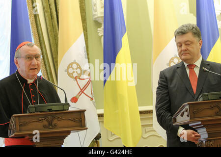 Kiew, Ukraine. 17. Juni 2016. Präsident der Ukraine Petro Poroschenko trifft der Heilige Stuhl Staatssekretär Kardinal Pietro Parolin, während seines offiziellen Besuchs in Kiew, Ukraine am 17. Juni 2016. Der Heilige Stuhl Staatssekretär Kardinal Pietro Parolin offiziell Besuch Ukraine auf Einladung des Präsidenten Petro Poroshenko. © Sergii Kharchenko/ZUMA Draht/Alamy Live-Nachrichten Stockfoto