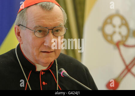 Kiew, Ukraine. 17. Juni 2016. Der Heilige Stuhl Staatssekretär Kardinal Pietro Parolin ist bei seinem Treffen mit dem Präsidenten der Ukraine Petro Poroschenko in Kiew, Ukraine am 17. Juni 2016 gesehen. Der Heilige Stuhl Staatssekretär Kardinal Pietro Parolin offiziell Besuch Ukraine auf Einladung des Präsidenten Petro Poroshenko. © Sergii Kharchenko/ZUMA Draht/Alamy Live-Nachrichten Stockfoto