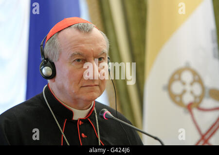 Kiew, Ukraine. 17. Juni 2016. Der Heilige Stuhl Staatssekretär Kardinal Pietro Parolin ist bei seinem Treffen mit dem Präsidenten der Ukraine Petro Poroschenko in Kiew, Ukraine am 17. Juni 2016 gesehen. Der Heilige Stuhl Staatssekretär Kardinal Pietro Parolin offiziell Besuch Ukraine auf Einladung des Präsidenten Petro Poroshenko. © Sergii Kharchenko/ZUMA Draht/Alamy Live-Nachrichten Stockfoto