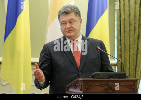 Kiew, Ukraine. 17. Juni 2016. Präsident der Ukraine Petro Poroschenko gilt bei seinem Treffen mit dem Heiligen Stuhl Staatssekretär Kardinal Pietro Parolin als He offiziell Besuch am 17. Juni 2016 in Kiew, Ukraine. © Sergii Kharchenko/ZUMA Draht/Alamy Live-Nachrichten Stockfoto