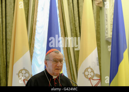 Kiew, Ukraine. 17. Juni 2016. Der Heilige Stuhl Staatssekretär Kardinal Pietro Parolin ist bei seinem Treffen mit dem Präsidenten der Ukraine Petro Poroschenko in Kiew, Ukraine am 17. Juni 2016 gesehen. Der Heilige Stuhl Staatssekretär Kardinal Pietro Parolin offiziell Besuch Ukraine auf Einladung des Präsidenten Petro Poroshenko. © Sergii Kharchenko/ZUMA Draht/Alamy Live-Nachrichten Stockfoto