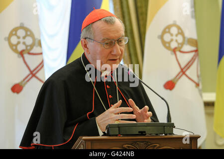 17. Juni 2016 - ist Kiew, Ukraine - der Heilige Stuhl Staatssekretär Kardinal Pietro Parolin bei seinem Treffen mit dem Präsidenten der Ukraine Petro Poroschenko in Kiew, Ukraine am 17. Juni 2016 gesehen. Der Heilige Stuhl Staatssekretär Kardinal Pietro Parolin offiziell Besuch Ukraine auf Einladung des Präsidenten Petro Poroshenko. (Kredit-Bild: © Sergii Kharchenko über ZUMA Draht) Stockfoto