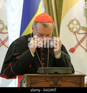 17. Juni 2016 - ist Kiew, Ukraine - der Heilige Stuhl Staatssekretär Kardinal Pietro Parolin bei seinem Treffen mit dem Präsidenten der Ukraine Petro Poroschenko in Kiew, Ukraine am 17. Juni 2016 gesehen. Der Heilige Stuhl Staatssekretär Kardinal Pietro Parolin offiziell Besuch Ukraine auf Einladung des Präsidenten Petro Poroshenko. (Kredit-Bild: © Sergii Kharchenko über ZUMA Draht) Stockfoto